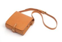 Photo of Яркая кожаная сумка-мессенджер