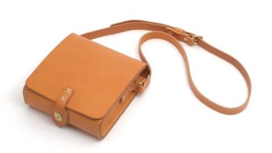 Photo of Яркая кожаная сумка-мессенджер