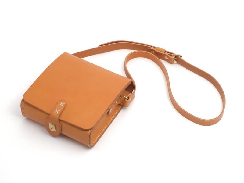 Фото 47 — Яркая кожаная сумка-мессенджер