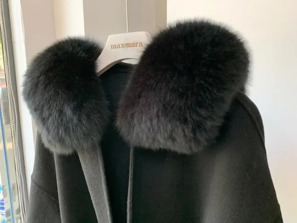 Фото 3 — Элегантное пальто с меховым воротником