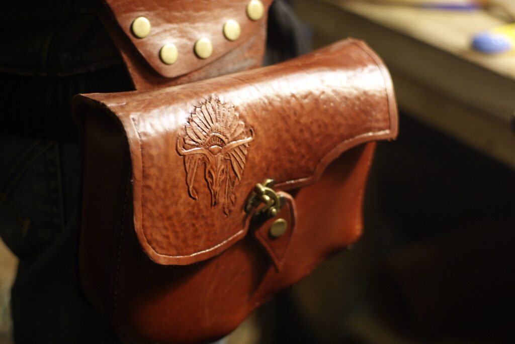 Фото 46 — Яркая кожаная сумка-свободная